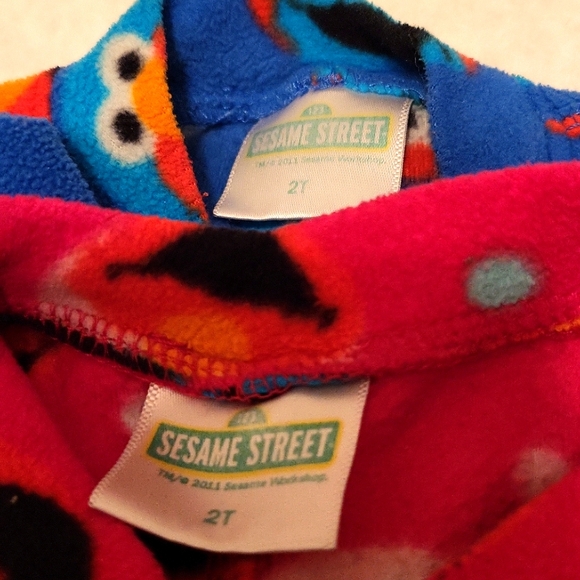 Set of two Sesame Street Elmo and Cookie Monster zip up fleece sleepers/footies - Picture 2 of 5